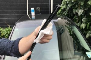 cleaning-windscreen